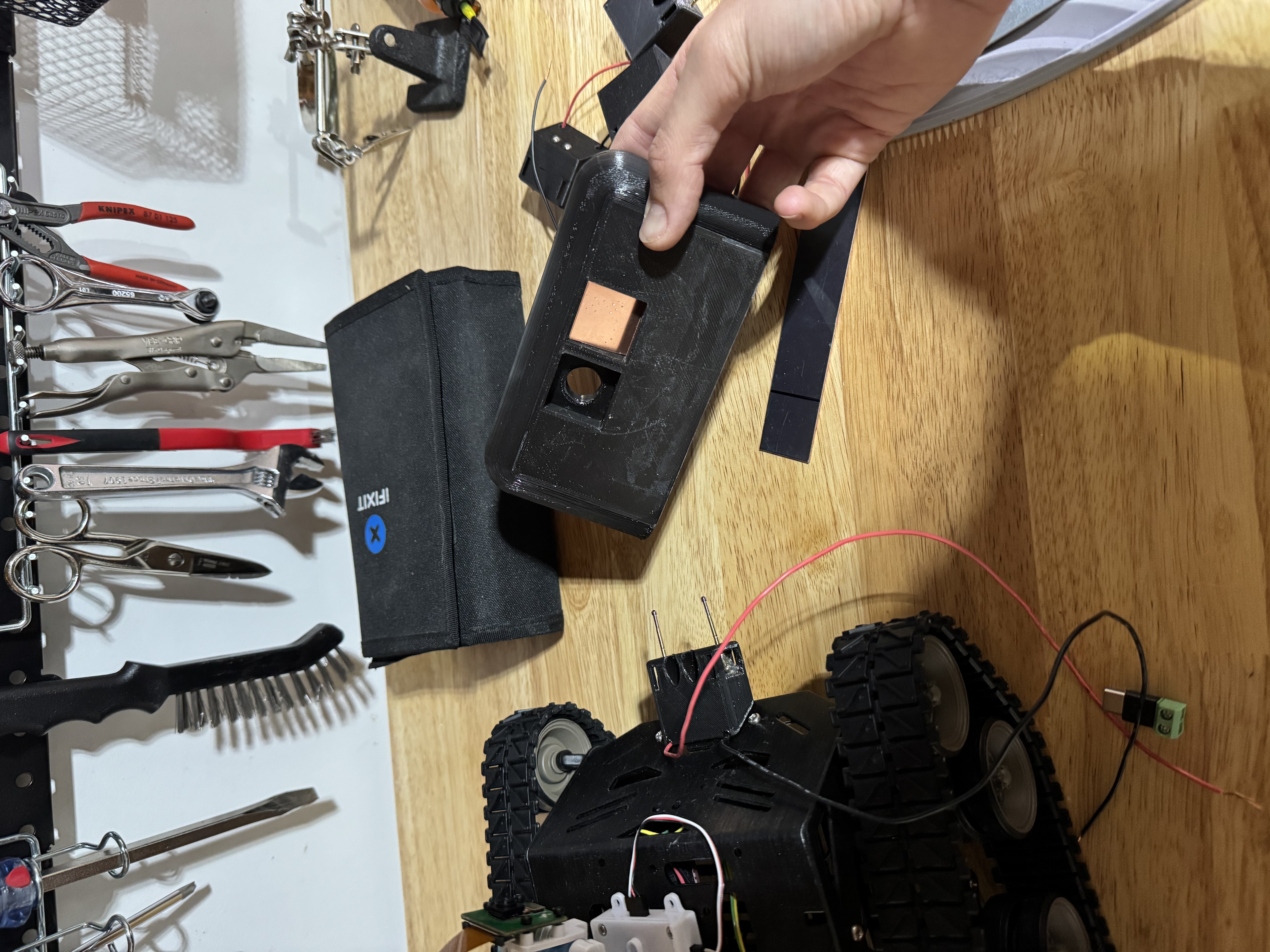 Robot-side adapter with pogo pins and copper pad